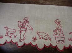 画像4: フランス ヴィンテージ 赤糸刺繍の棚飾り ２枚セット (4)