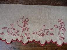 画像5: フランス ヴィンテージ 赤糸刺繍の棚飾り ２枚セット (5)