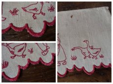 画像6: フランス ヴィンテージ 赤糸刺繍の棚飾り ２枚セット (6)