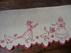 画像3: フランス ヴィンテージ 赤糸刺繍の棚飾り ２枚セット (3)