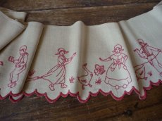 画像2: フランス ヴィンテージ 赤糸刺繍の棚飾り ２枚セット (2)