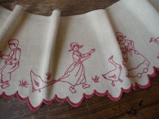 画像8: フランス ヴィンテージ 赤糸刺繍の棚飾り ２枚セット (8)
