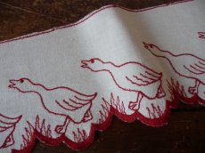 画像12: フランス ヴィンテージ 赤糸刺繍の棚飾り ２枚セット (12)