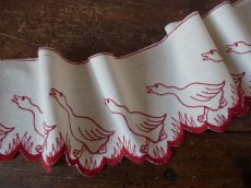 画像9: フランス ヴィンテージ 赤糸刺繍の棚飾り ２枚セット (9)