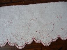 画像10: フランス ヴィンテージ 赤糸刺繍の棚飾り ２枚セット (10)