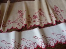画像13: フランス ヴィンテージ 赤糸刺繍の棚飾り ２枚セット (13)