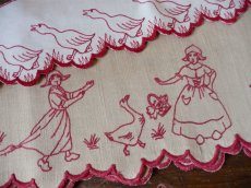 画像1: フランス ヴィンテージ 赤糸刺繍の棚飾り ２枚セット (1)