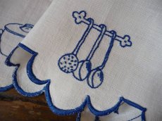 画像1: フランス アンティーク 青糸刺繍の棚飾り キッチンツール (1)