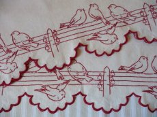 画像2: フランス アンティーク 赤糸刺繍の棚飾り 小鳥 (2)