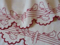 画像1: フランス アンティーク 赤糸刺繍の棚飾り 小鳥 (1)