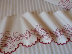 画像9: フランス アンティーク 赤糸刺繍の棚飾り 小鳥 (9)