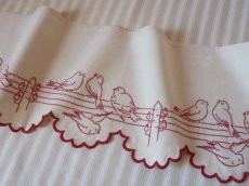 画像3: フランス アンティーク 赤糸刺繍の棚飾り 小鳥 (3)