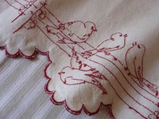 画像8: フランス アンティーク 赤糸刺繍の棚飾り 小鳥 (8)