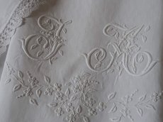 画像2: フランス アンティーク リネン 手刺繍モノグラムと花模様  (2)