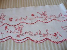 画像4: フランス アンティーク 赤糸刺繍の棚飾り  (4)