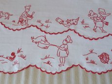 画像5: フランス アンティーク 赤糸刺繍の棚飾り  (5)