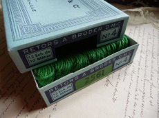 画像4: フランス DMC  箱入り刺繍糸 12本セット グリーン (4)