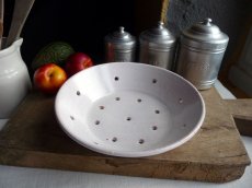 画像2: フランス アンティーク 白釉の水切り皿  (2)