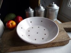 画像13: フランス アンティーク 白釉の水切り皿  (13)