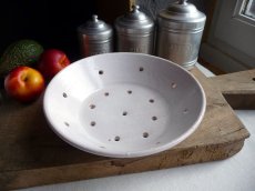 画像1: フランス アンティーク 白釉の水切り皿  (1)