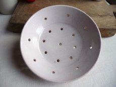 画像4: フランス アンティーク 白釉の水切り皿  (4)