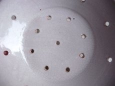 画像6: フランス アンティーク 白釉の水切り皿  (6)