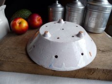 画像11: フランス アンティーク 白釉の水切り皿  (11)