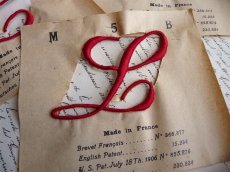 画像3: フランス製 イニシャル 刺繍シート No.5 レッド '' L ''　 (在庫4→2)  (3)