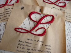 画像2: フランス製 イニシャル 刺繍シート No.5 レッド '' L ''　 (在庫4→2)  (2)