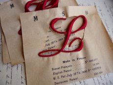 画像7: フランス製 イニシャル 刺繍シート No.5 レッド '' L ''　 (在庫4→2)  (7)