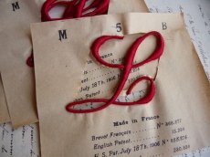 画像1: フランス製 イニシャル 刺繍シート No.5 レッド '' L ''　 (在庫4→2)  (1)