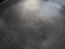 画像7: フランス アンティーク エタン ピューター  花リムのプレート (7)