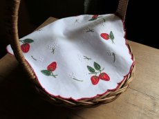 画像2: フランス アンティーク 手刺繍アップリケ クロス オーバル 野いちご  (2)