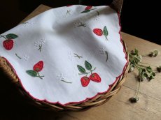 画像10: フランス アンティーク 手刺繍アップリケ クロス オーバル 野いちご  (10)