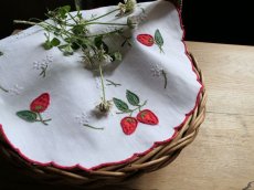 画像12: フランス アンティーク 手刺繍アップリケ クロス オーバル 野いちご  (12)