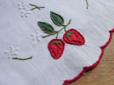 画像4: フランス アンティーク 手刺繍アップリケ クロス オーバル 野いちご  (4)