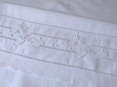 画像5: フランス アンティーク リネン ベビー用シーツ 花刺繍 (5)