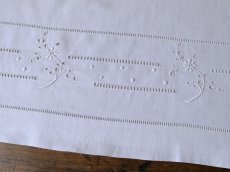画像6: フランス アンティーク リネン ベビー用シーツ 花刺繍 (6)