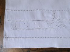 画像7: フランス アンティーク リネン ベビー用シーツ 花刺繍 (7)