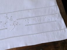 画像8: フランス アンティーク リネン ベビー用シーツ 花刺繍 (8)