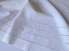 画像4: フランス アンティーク リネン ベビー用シーツ 花刺繍 (4)