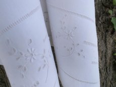 画像2: フランス アンティーク リネン ベビー用シーツ 花刺繍 (2)