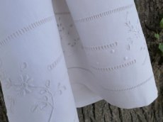 画像16: フランス アンティーク リネン ベビー用シーツ 花刺繍 (16)