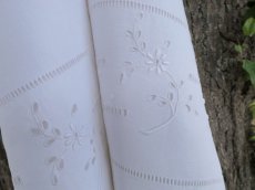 画像1: フランス アンティーク リネン ベビー用シーツ 花刺繍 (1)