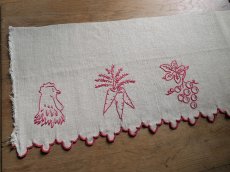 画像5: フランス アンティーク 赤糸刺繍の棚飾り  (5)