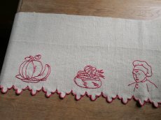 画像6: フランス アンティーク 赤糸刺繍の棚飾り  (6)