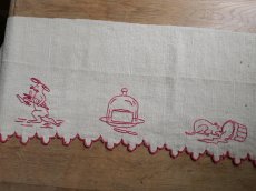 画像7: フランス アンティーク 赤糸刺繍の棚飾り  (7)