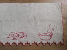 画像8: フランス アンティーク 赤糸刺繍の棚飾り  (8)