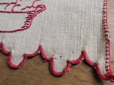 画像10: フランス アンティーク 赤糸刺繍の棚飾り  (10)