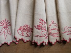 画像4: フランス アンティーク 赤糸刺繍の棚飾り  (4)
